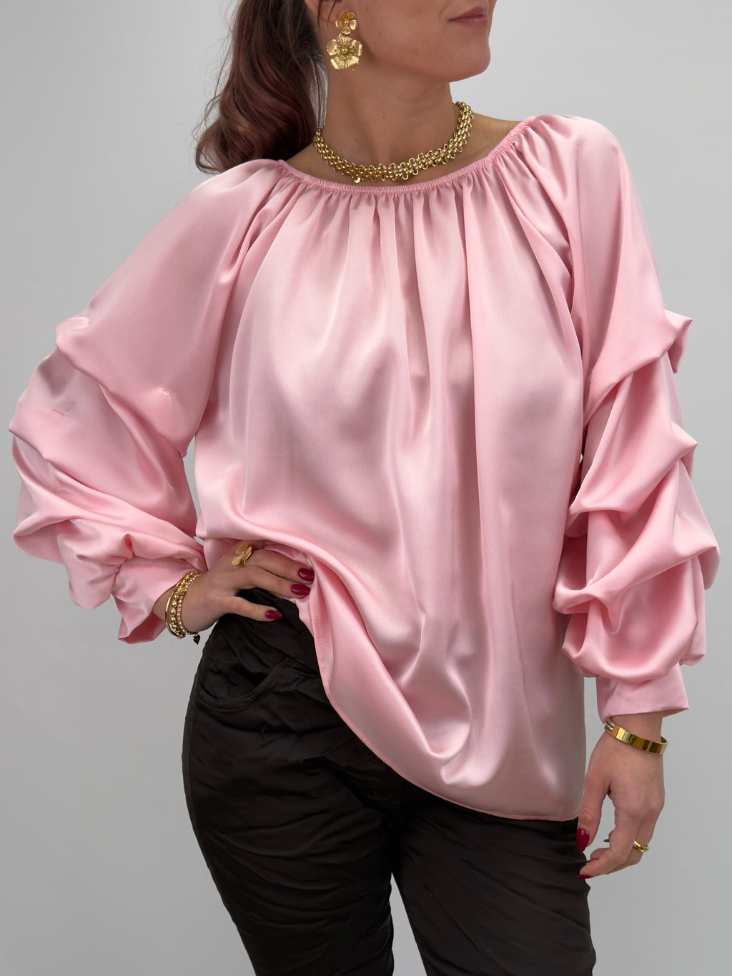 Glansig blus med volymärm rosa, blå & grön
