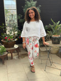 Signe vit med blommor